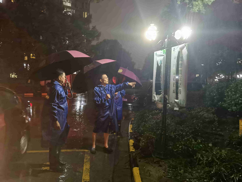 周市镇纪委积极发动“一人一委一网”廉勤监督力量，共同参与防汛防台工作。.jpg