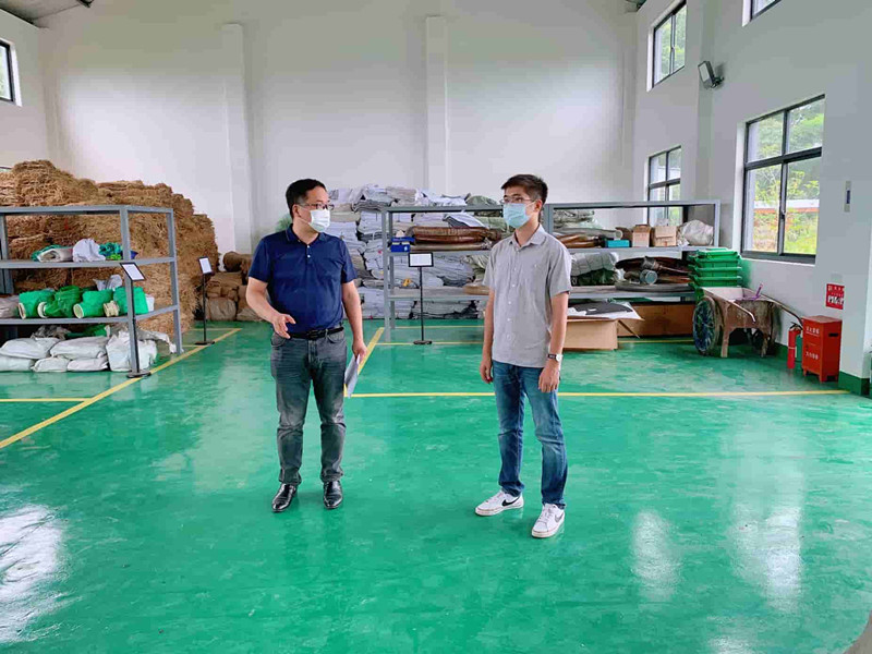 千灯镇纪委实地督查防汛物资储备情况。.jpg