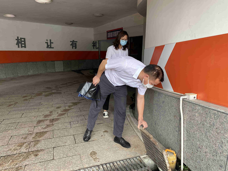 人力资源市场纪委实地查看地下停车场等重点场所水电安全隐患。.jpg