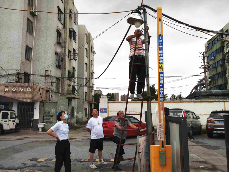 文商旅集团纪委前往老旧小区化肥新村监督防汛防台工作落实情况。.jpg